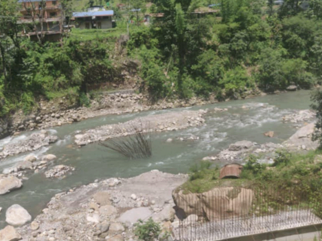पाँच वर्षदेखि पुल निर्माण अधुरै, पेटी ठेकेदारलाई जिम्मा दिएर मुख्य ठेकेदार सम्पर्कविहीन