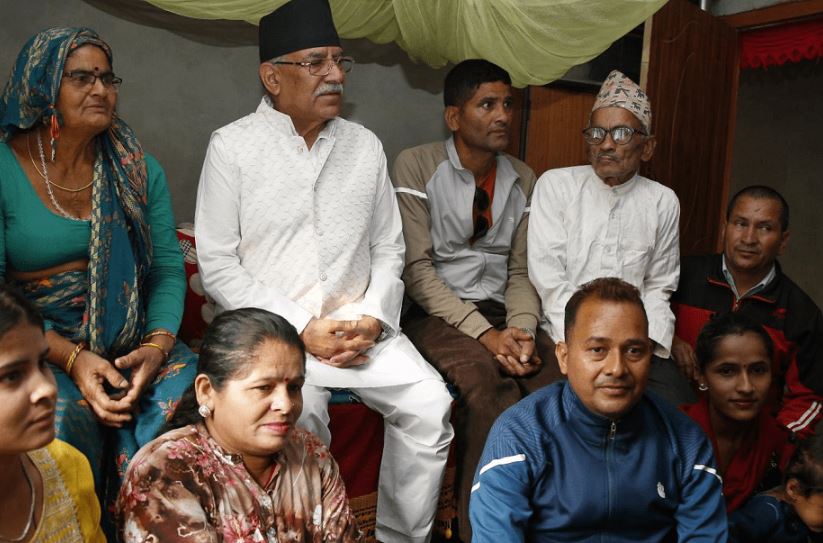 सहिद परिवारको घरमा प्रचण्डको बास