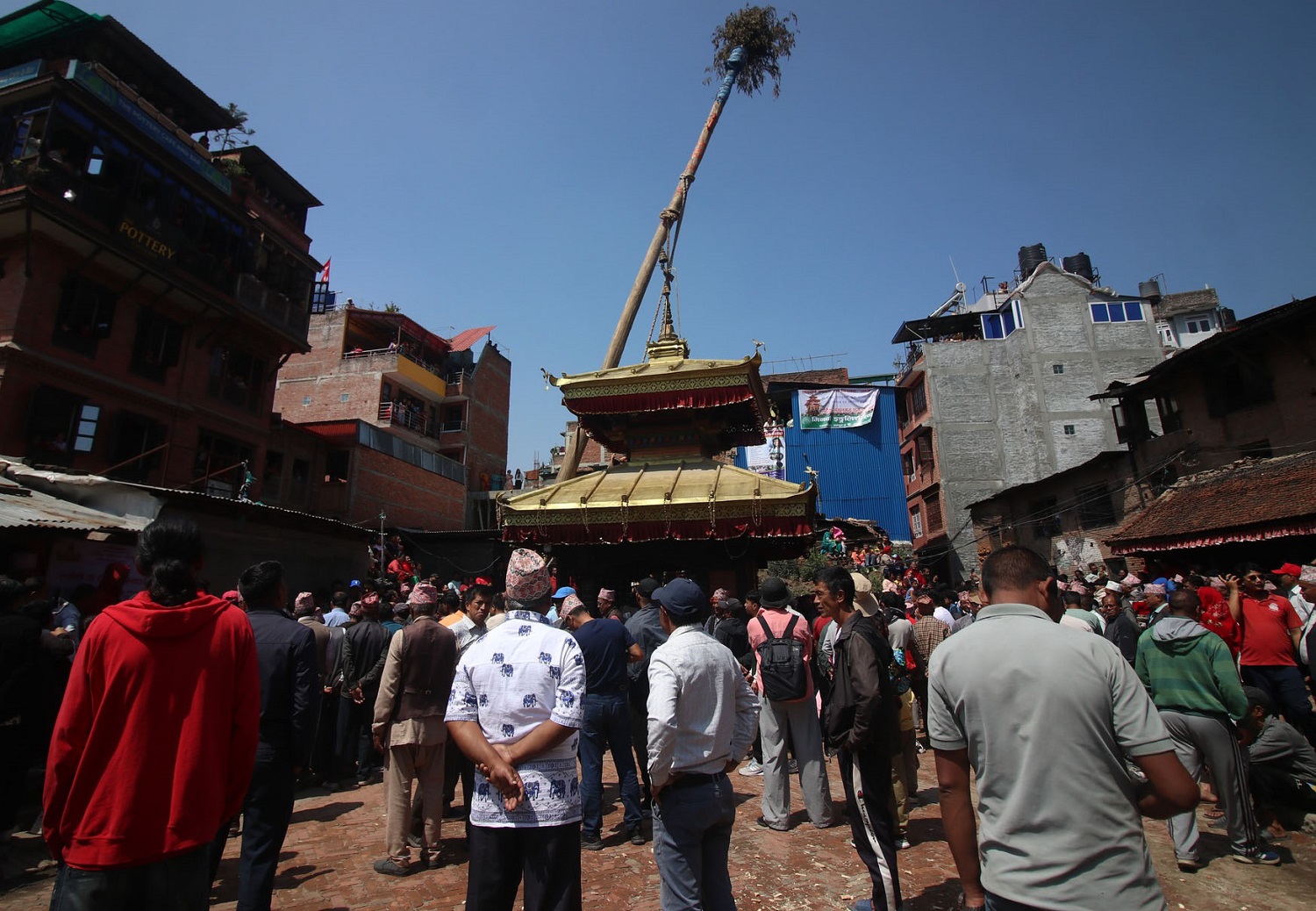 बिस्केट जात्राको अन्तिम दिन हात नभएको लिङ्गो ढालियो