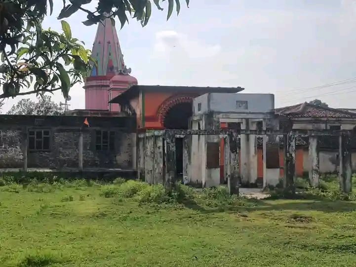 जीर्ण अवस्थामा पकहामैनपुरको श्रीराधा कृष्ण मन्दिर 