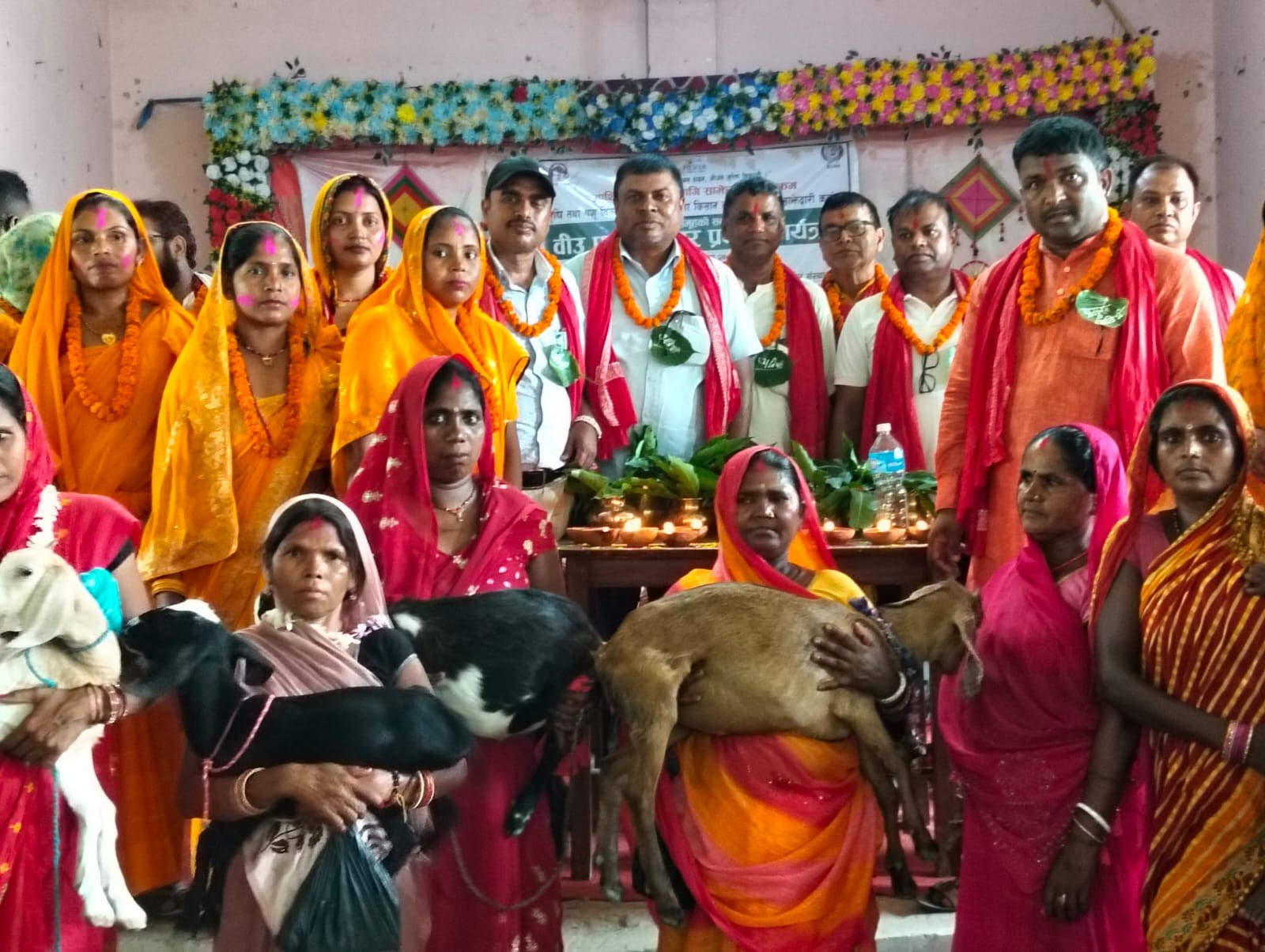 स्वावलम्बी समूहका सदस्यहरूलाई बिउ पाठी उपहार