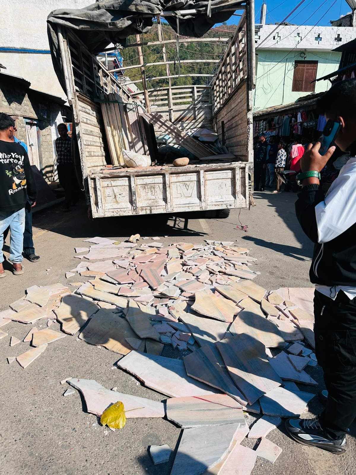 ट्रकभित्रै च्यापिएर १ मजदुरको मृत्यु, १ घाइते 