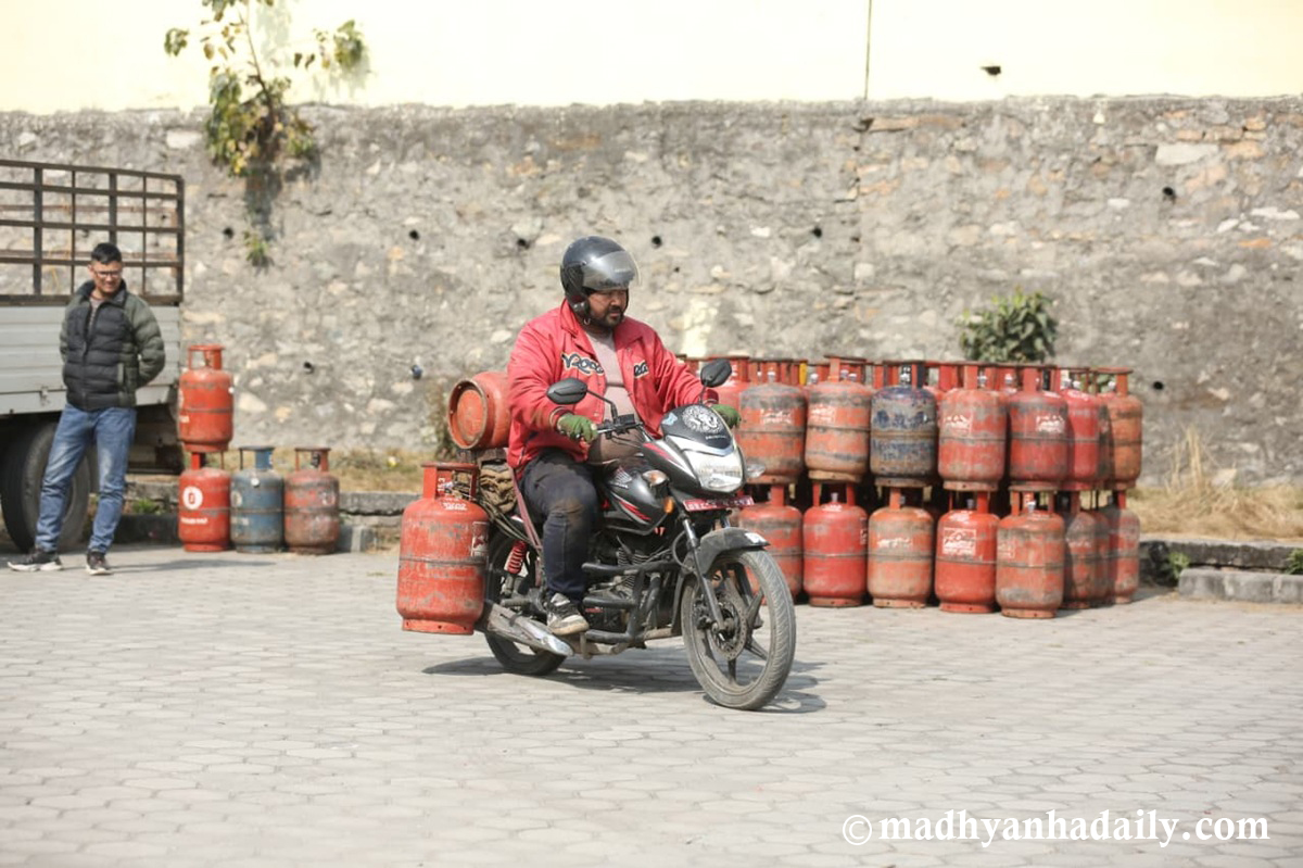 आयल निगमले नै बाँड्न थाल्यो ग्यास (तस्बिरहरू)