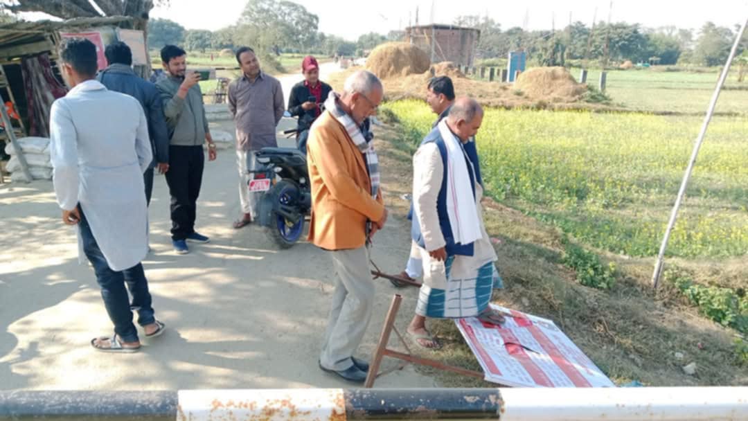 होर्डिङ बोर्ड तोडफोड
