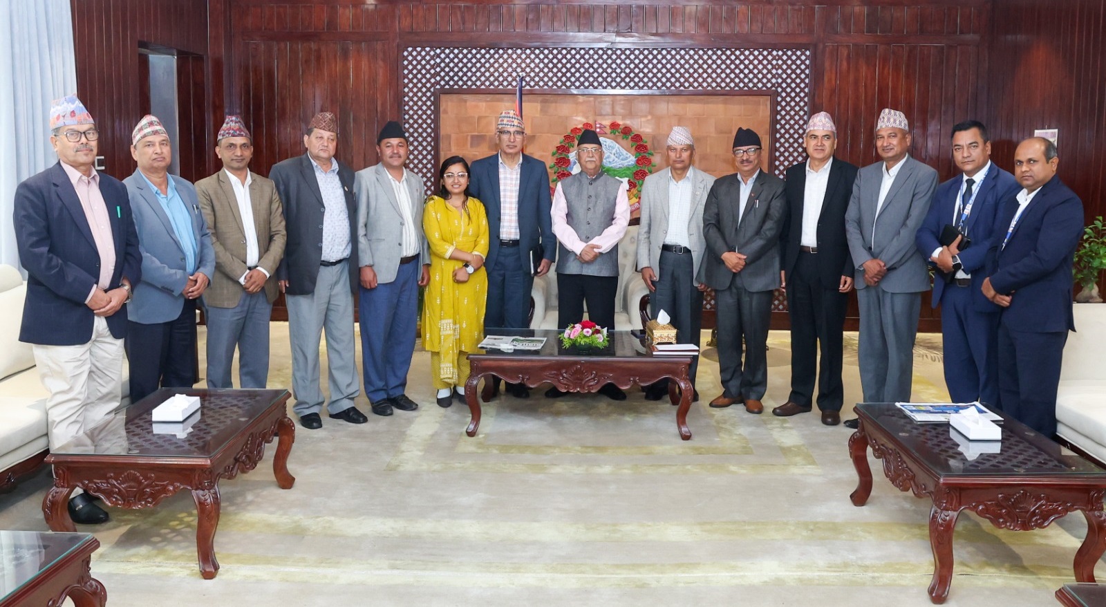 भूमि आयोगका पदाधिकारीद्वारा प्रधानमन्त्रीलाई ब्रिफिङ
