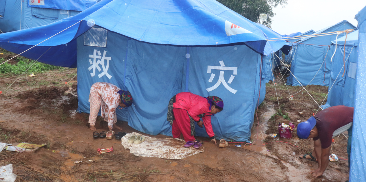 अविरल वर्षाले बाढी प्रभावितको जनजीवन थप कष्टकर, टेन्टभित्र पानी पस्दा समस्या 