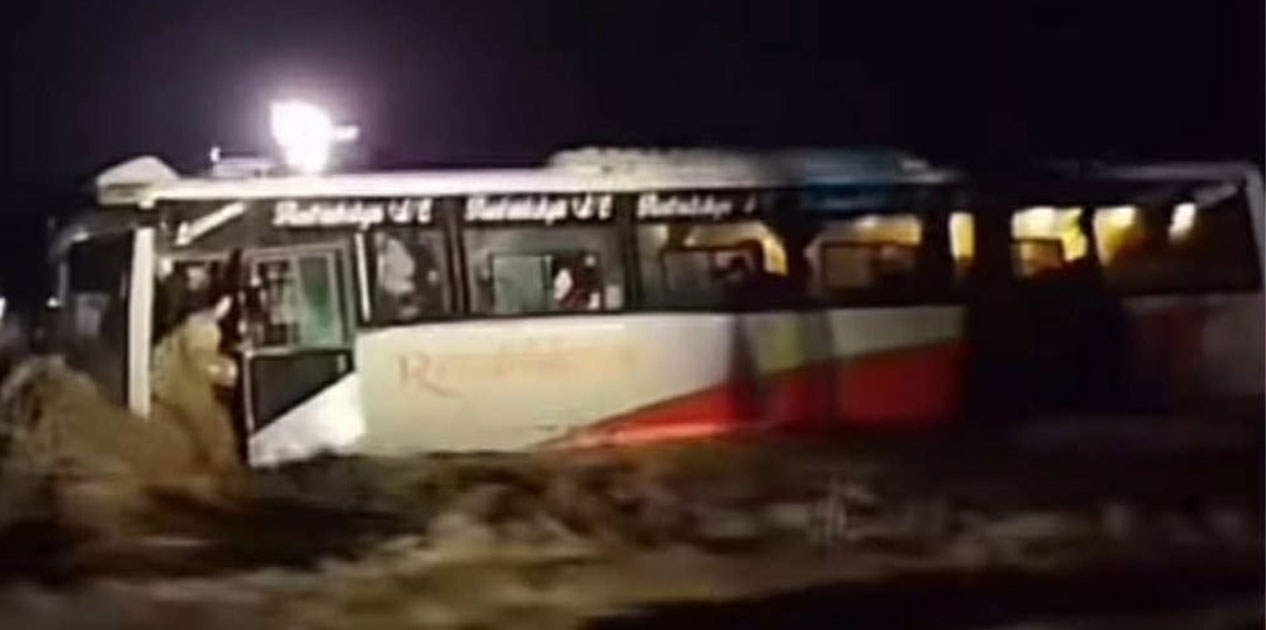 बाढीले बस बगायो, ३८ यात्रुको सकुशल उद्धार