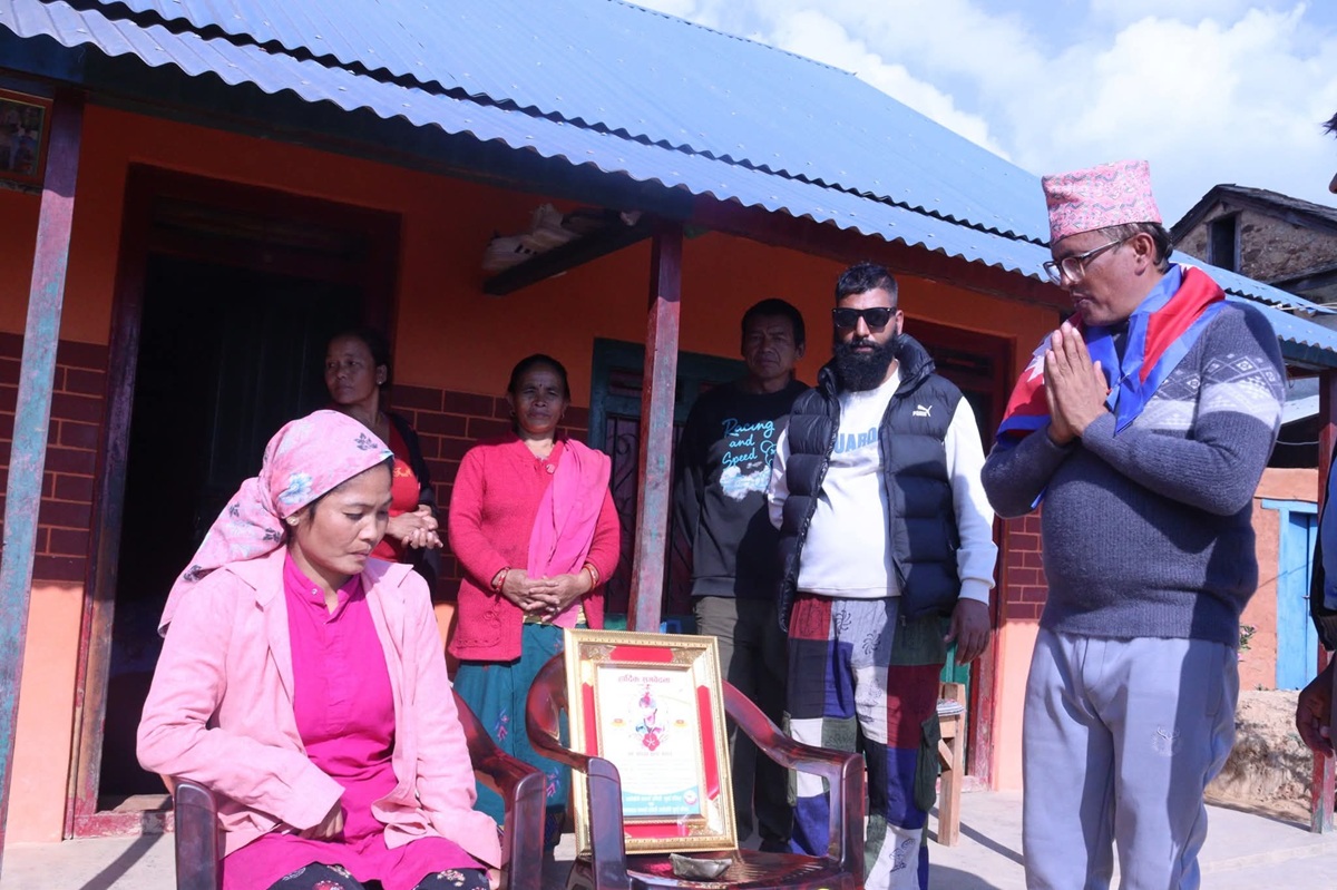 खानेपानीको अध्यक्षमा निर्वाचित भुसालले भेटे जेन्जी आन्दोलनमा सहिद भएका सारुको परिवार