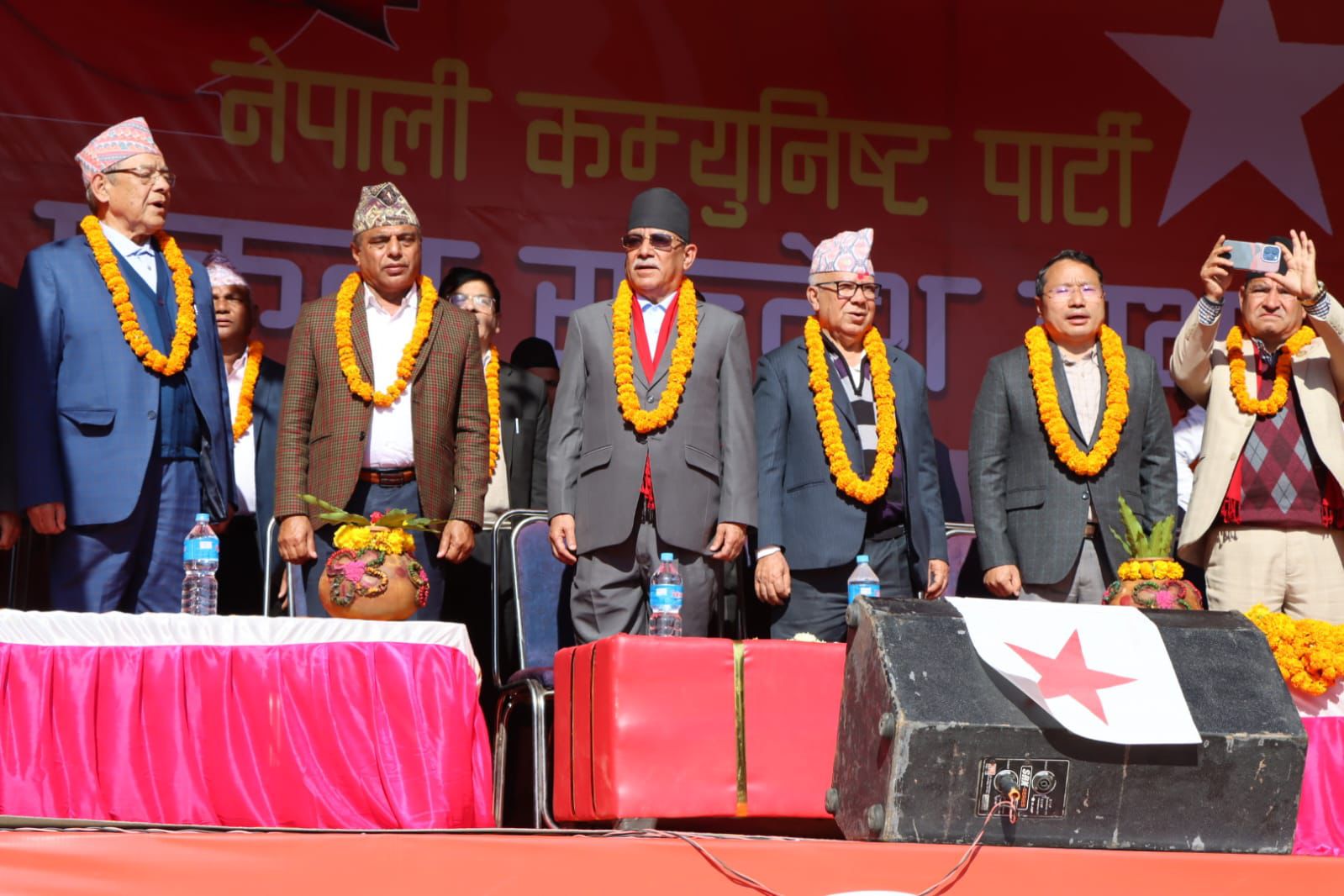तस्बिरमा हेर्नुहोस् दाङ देउखुरीमा जारी नेकपाको एकता सन्देश