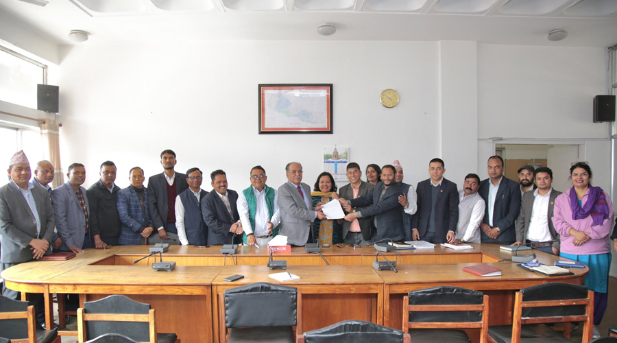 ट्रेड युनियन संजालले माओवादी अध्यक्ष दाहाललाई बुझाए मागपत्र