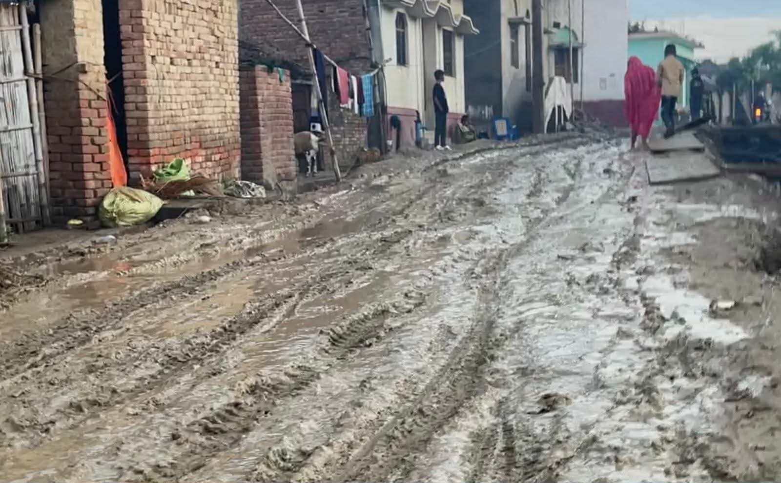 ईशनाथमा हिलाम्मे सडकले स्थानीयलाई सास्ती