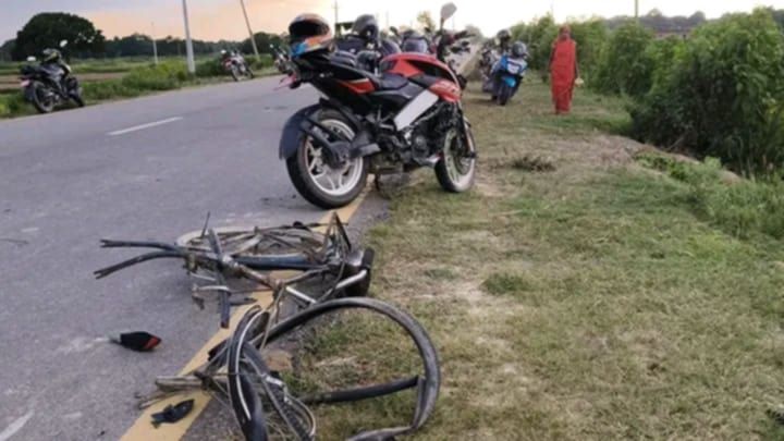 सिरहामा मोटरसाइकल र साइकल ठोक्किँदा ३ जनाको  मृत्यु