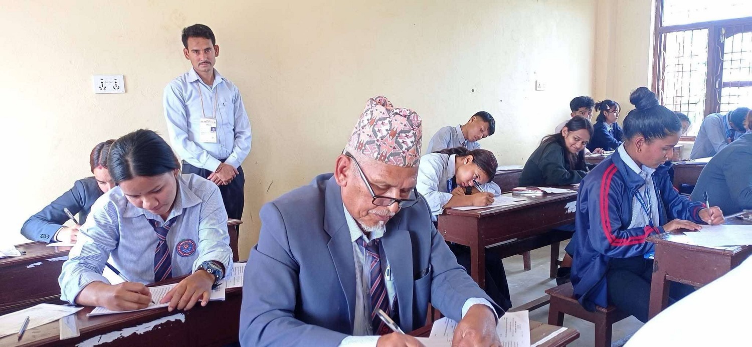 कक्षा १२ को परीक्षा दिँदै ६८ वर्षीय लालबहादुर
