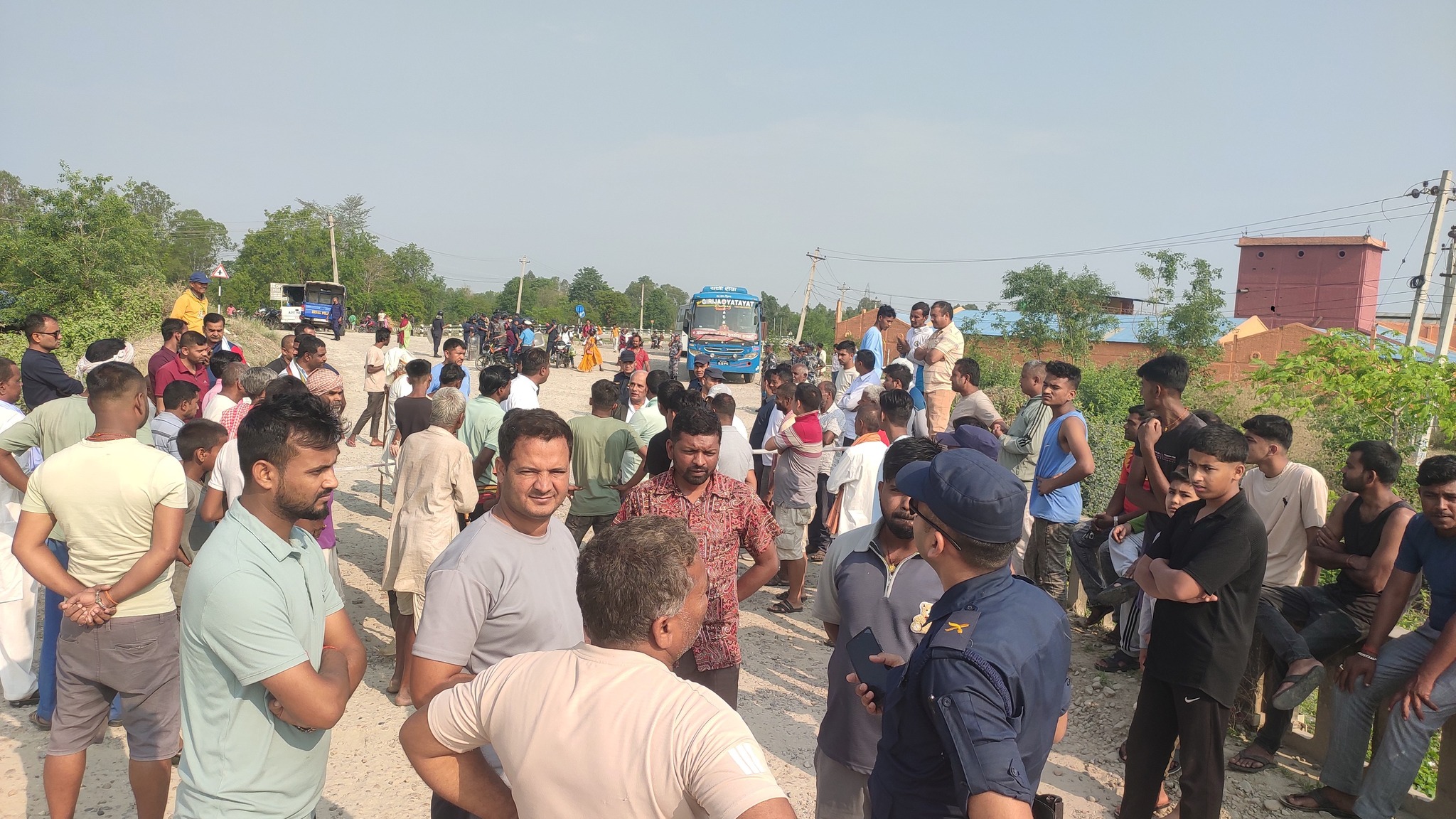 पुल निर्माणका लागि दबाब दिन चक्काजाम