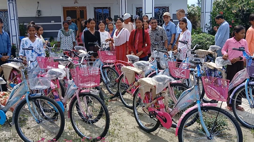 बालिकालाई साइकल सहयोग