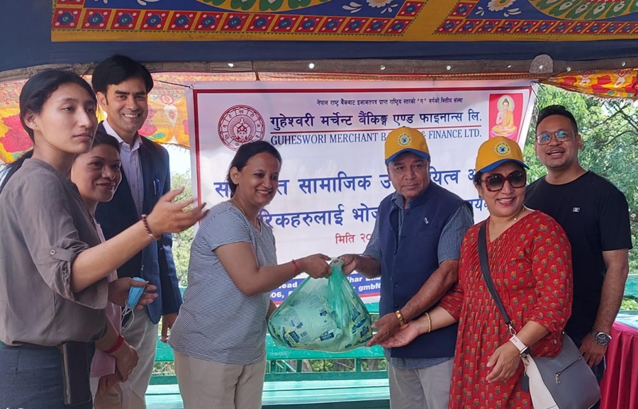 गुहेश्वरी मर्चेण्टद्वारा सामूहिक भोजन सम्पन्न