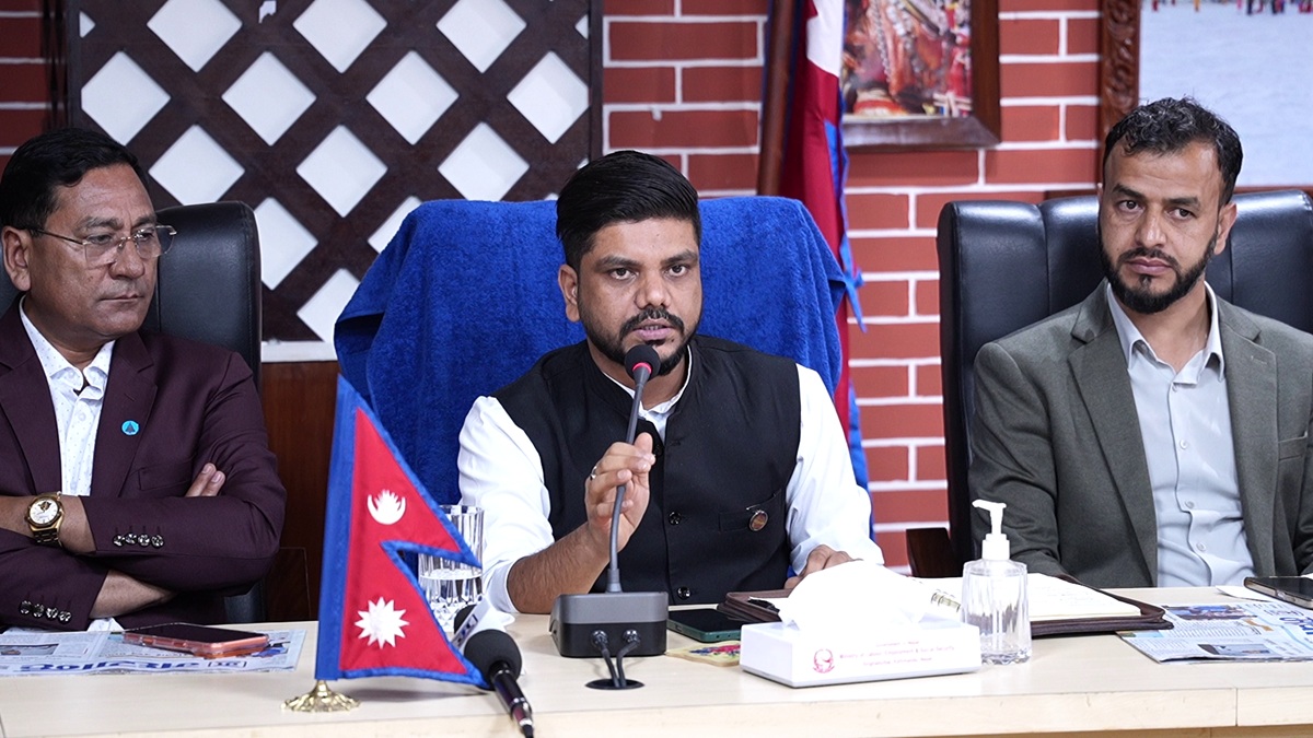 'फ्रि भिसा फ्रि टिकट' शब्द नै गलत हो, वैज्ञानिक तरिकाले सेवाशुल्क तोक्छौं : मन्त्री यादव