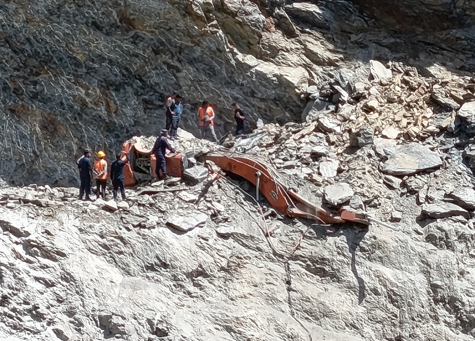 सडक खन्ने क्रममा पहिरोमा पुरिएर एक्साभेटर चालकको मृत्यु