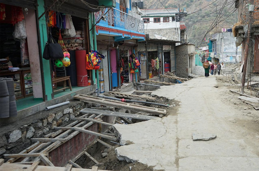 टहरा भत्काएर सडक विस्तार